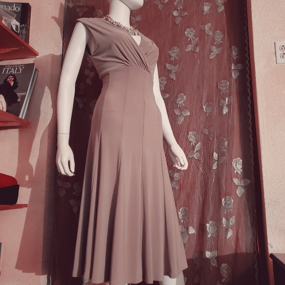 NWT-Gorgous, Elegant, Sexy Figure flattering dress - Picture 2 of 16